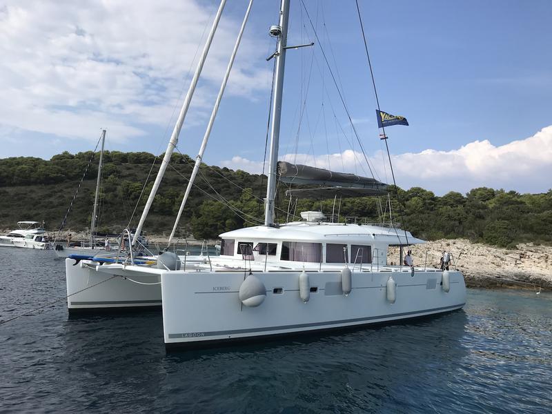 Book yachts online - catamaran - Lagoon 560 - ICEBERG  - rent