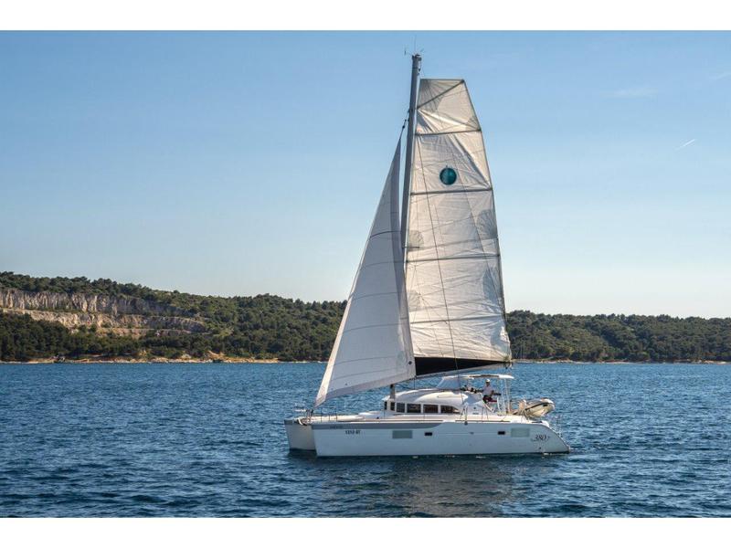 Book yachts online - catamaran - Lagoon 380 (2017) - QUEEN MIA - rent