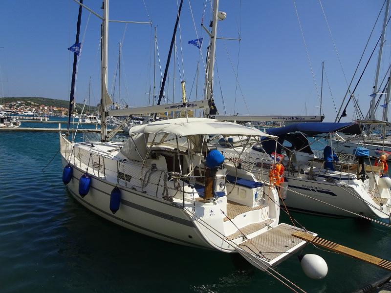 Book yachts online - sailboat - Bavaria 36 Cruiser - ADORA - rent
