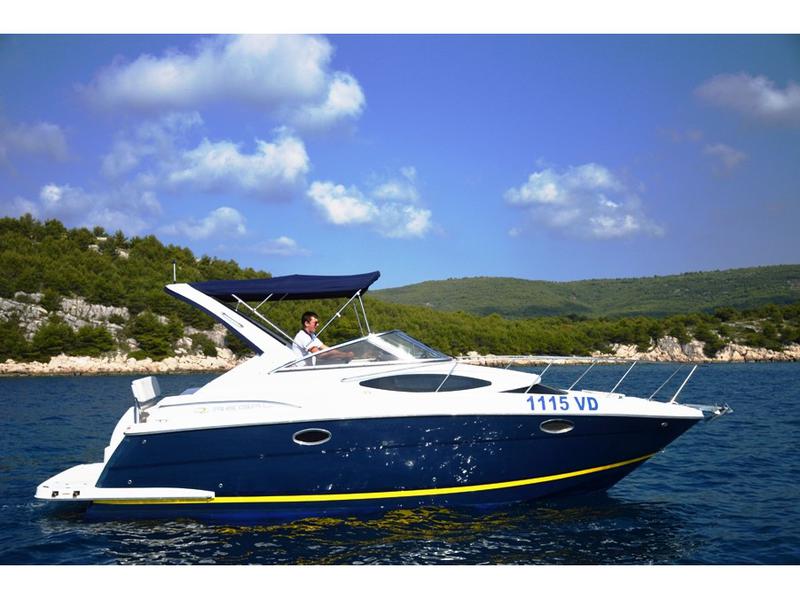 Book yachts online - motorboat - Regal Commodore 2860 - 1115 VD - rent