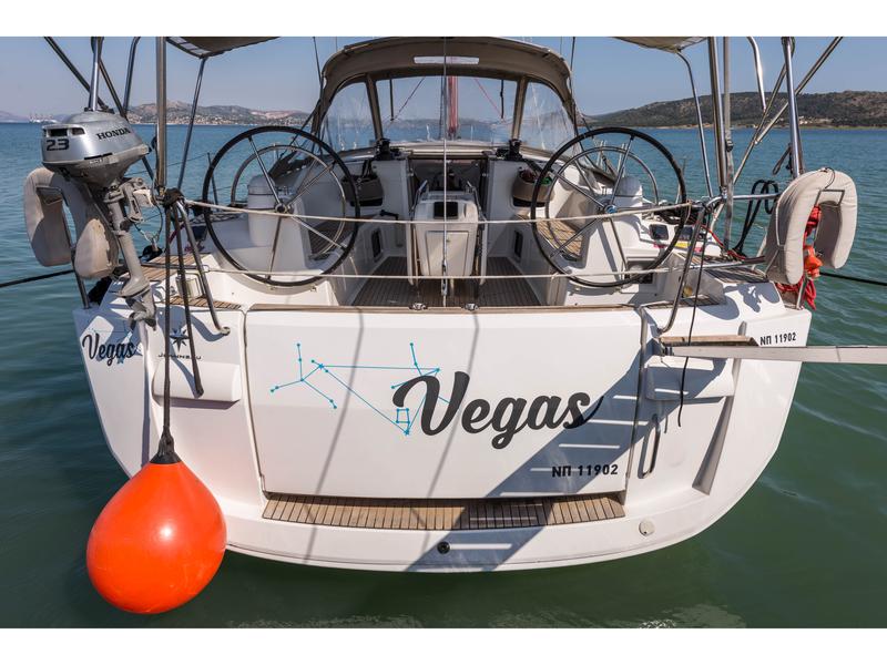 Book yachts online - sailboat - Jeanneau Sun Odyssey 469 - Vega  - A/C in Saloon - rent