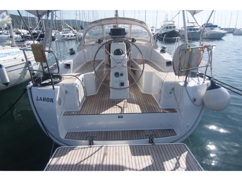 Book yachts online - sailboat - Bavaria Cruiser 33 - LAHOR - rent