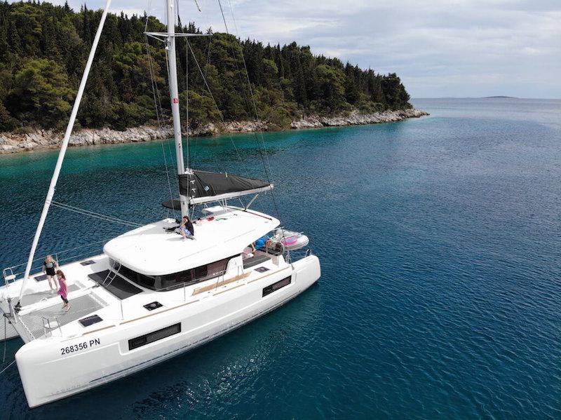 Book yachts online - catamaran - Lagoon 40 - SUNLIGHT - rent