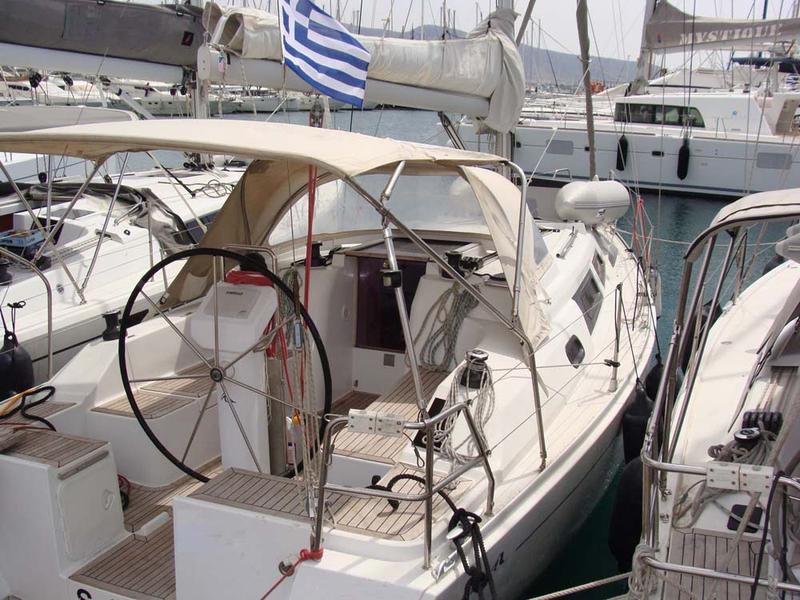 Book yachts online - sailboat - Hanse 325 - H325-12G-S - rent