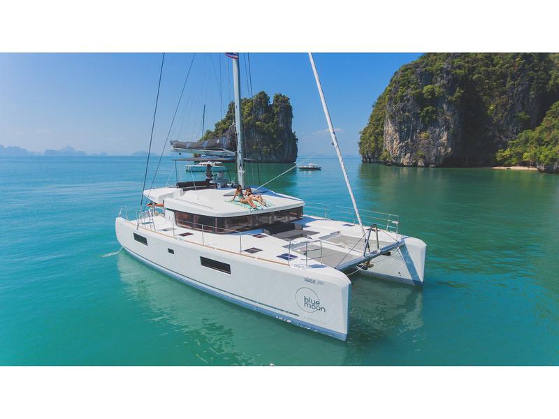 Book yachts online - catamaran - Lagoon 52F - Blue Moon - rent