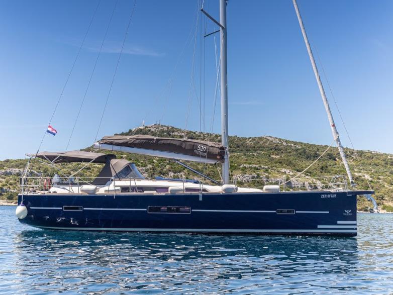 Book yachts online - sailboat - Dufour 520 GL(owner version) - ZEPHYRUS - BLUE HULL, AC+GEN., UNDERWATER LIGHTS - rent