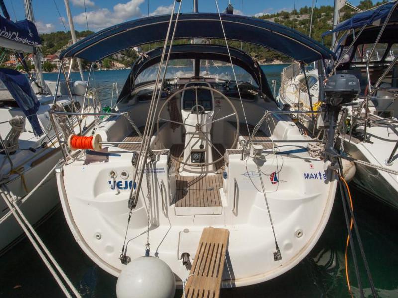 Book yachts online - sailboat - Bavaria 37 Cruiser - Veja - rent