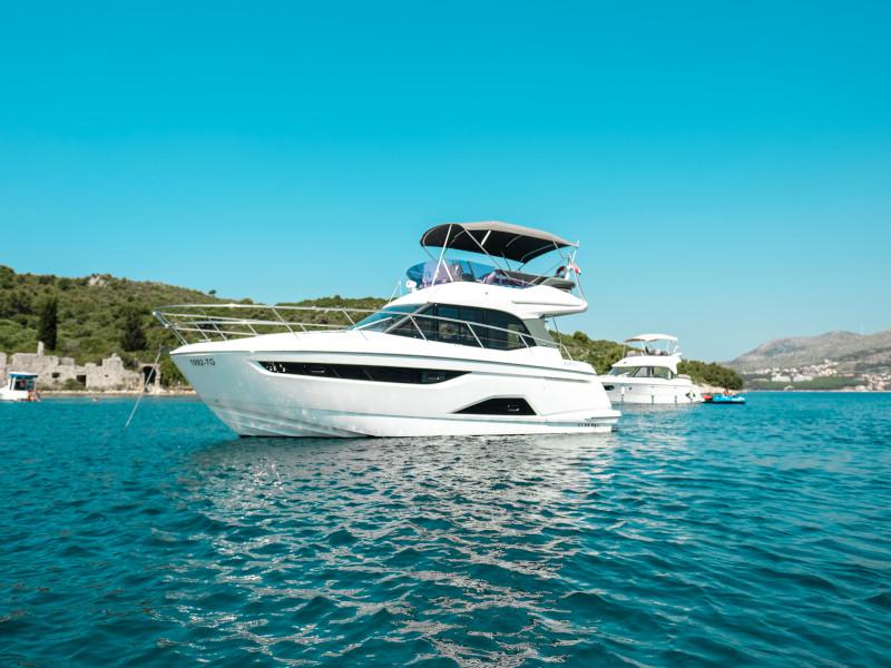 Book yachts online - motorboat - Bavaria R40 FLY - Borimir - rent