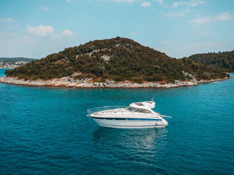Book yachts online - motorboat - Bavaria 42 HT - HELENA V - rent