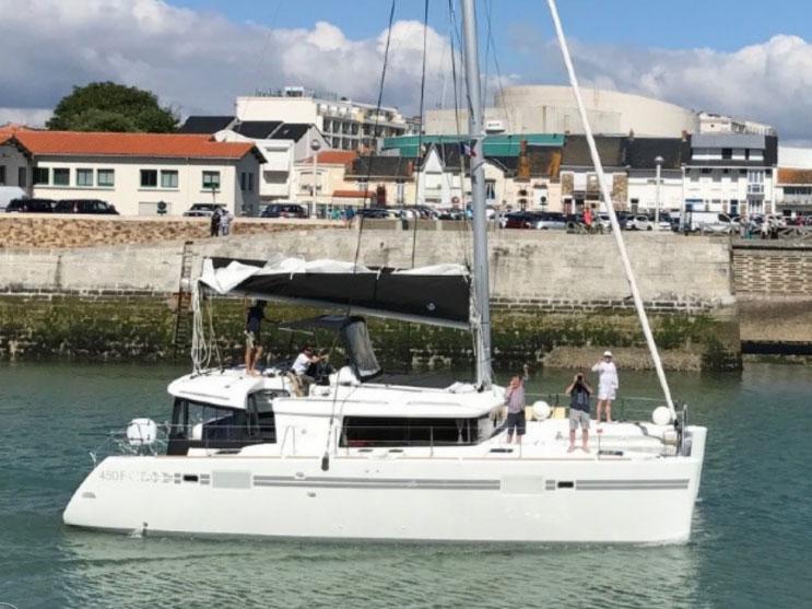 Book yachts online - catamaran - Lagoon 450  Flybridge - Albachiara - rent