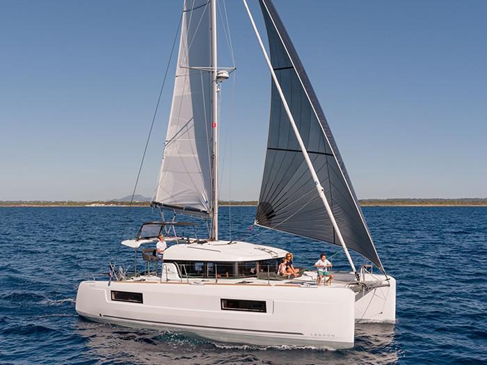 Book yachts online - catamaran - Lagoon 40 - Bahia Real - rent