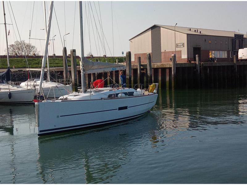 Book yachts online - sailboat - Dufour 310 Grand Large - Sisu - rent