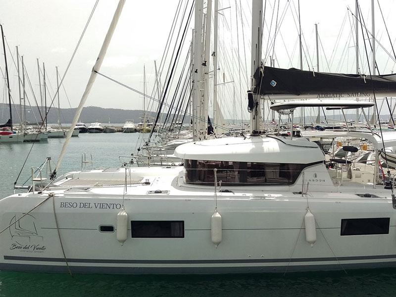Book yachts online - catamaran - Lagoon 42 owner version - BESO DEL VIENTO - rent