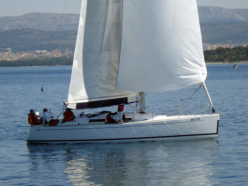 Book yachts online - sailboat - Grand Soleil 37 R - Sportski Vuk (Sails 2016) - rent