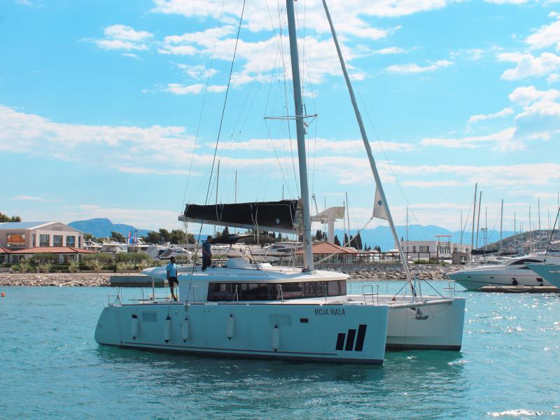 Book yachts online - catamaran - Lagoon 450 Fly - MOJA MALA (AC in salon and cabin + generator) - rent