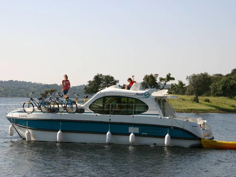 Book yachts online - motorboat - Estivale Quattro B - LA LOYE FR - rent