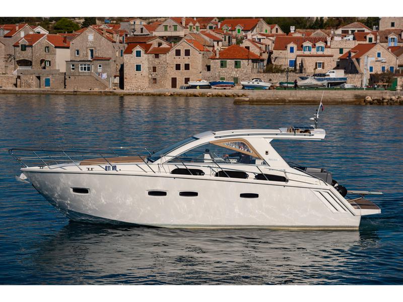 Book yachts online - motorboat - Sealine SC35 - Lara - rent