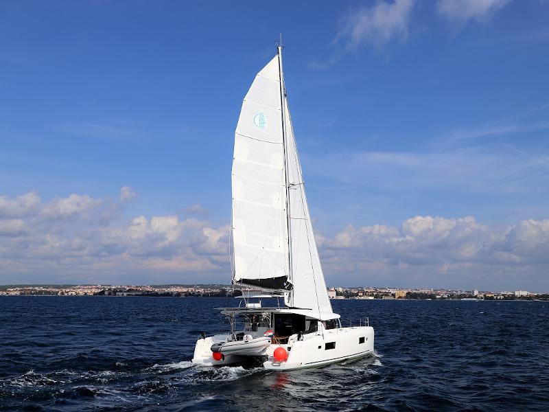 Book yachts online - catamaran - Lagoon 42 - Da Vinci - rent