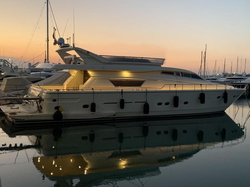 Book yachts online - motorboat - Ferretti 76' Fly - Bruno - rent