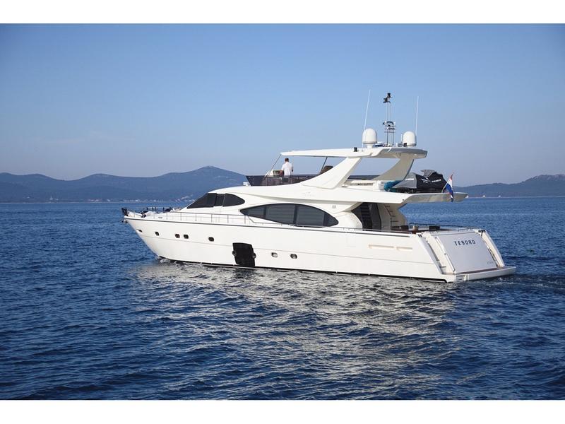 Book yachts online - motorboat - Ferretti 780 - Tesoro - rent