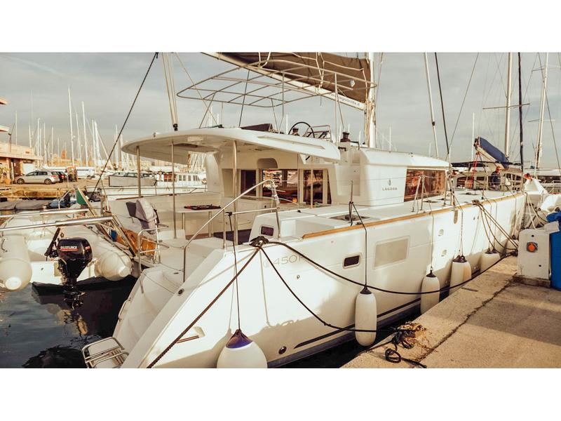 Book yachts online - catamaran - Lagoon 450 - Mia - rent