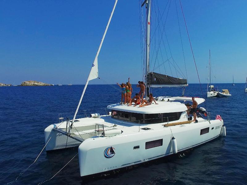 Book yachts online - catamaran - Lagoon 42 - Alchemy - rent