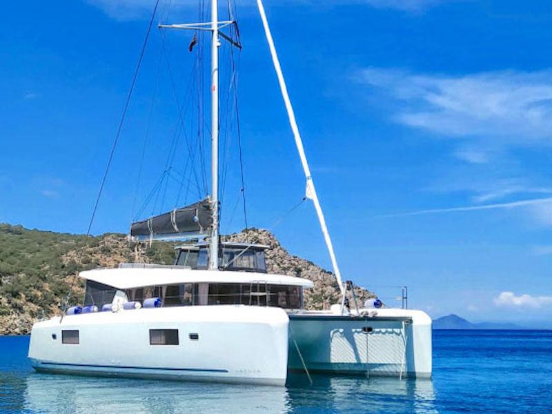 Book yachts online - catamaran - Lagoon 42 - BLUE STEEL (generator, air condition, water maker, undewater lights) - rent