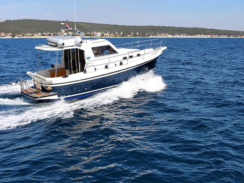 Book yachts online - motorboat - ADRIA 1002V BT (11) - VELLA - rent