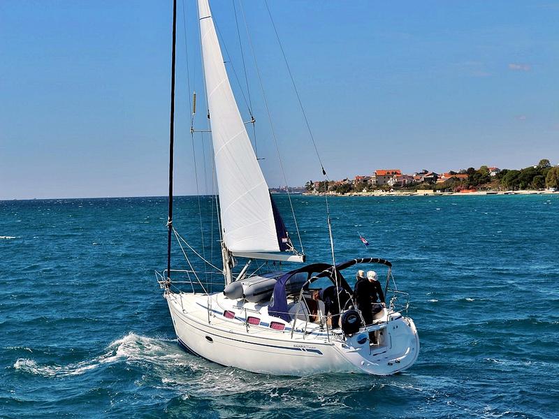 Book yachts online - sailboat - BAVARIA 33 C - MANDA - rent