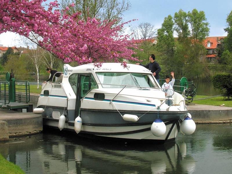 Book yachts online - motorboat - Confort 900 DP - MARIGNY FR - rent