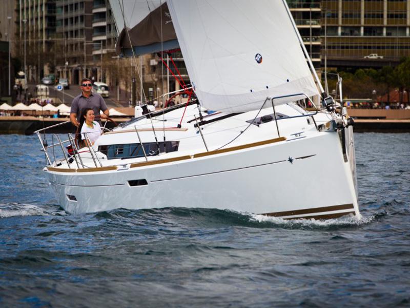Book yachts online - sailboat - Jeanneau Sun Odyssey 379 - NEW - A/C in Saloon - rent