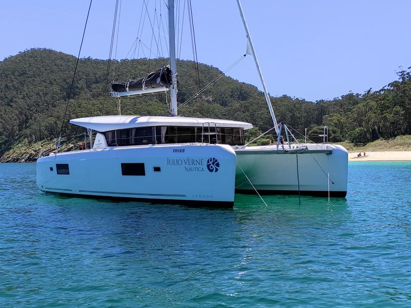 Book yachts online - catamaran - Lagoon 42 - Verne - rent